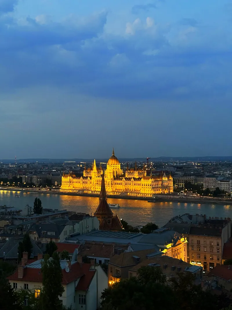 Parlamentet upplyst på kvällen, sett från Budasidan