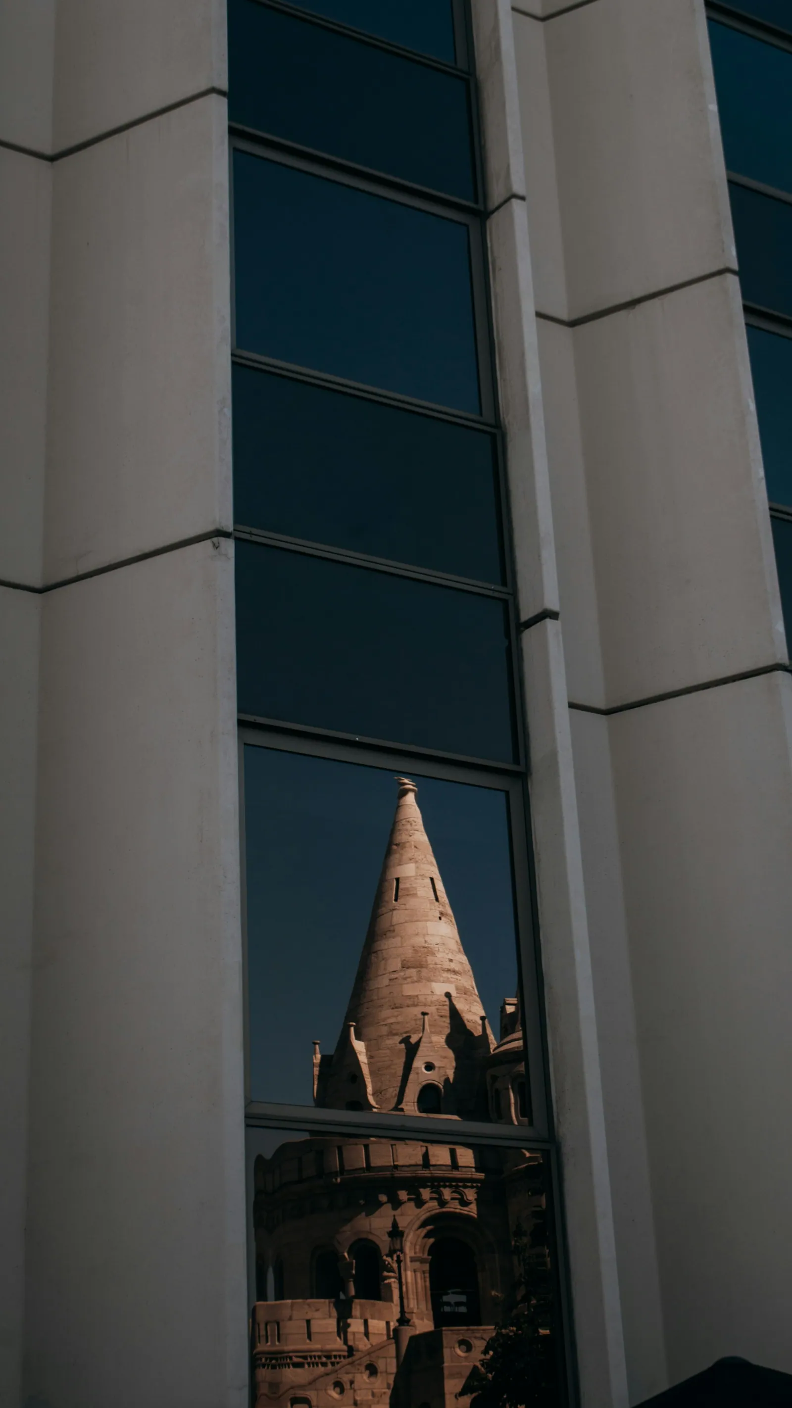 Kyrktorn och moderna fasader i Budapest