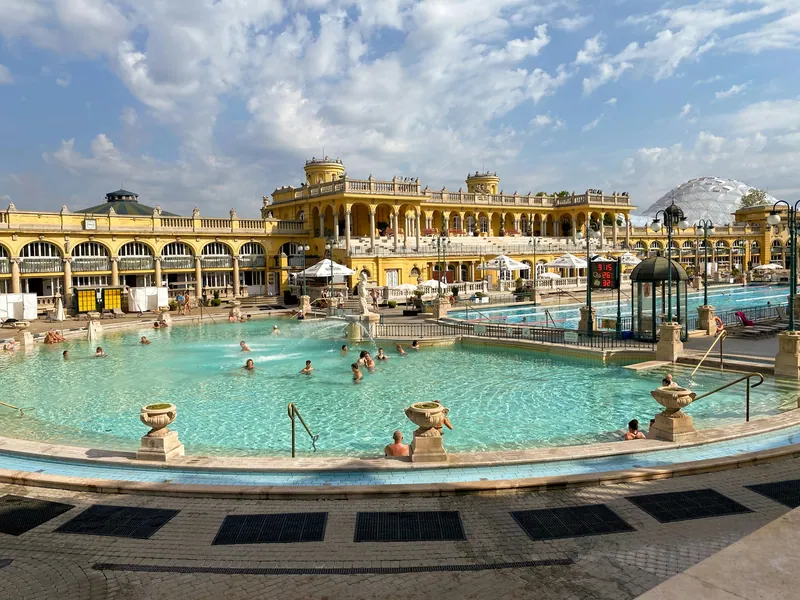 Széchenyibadets stora pool och arkadgång