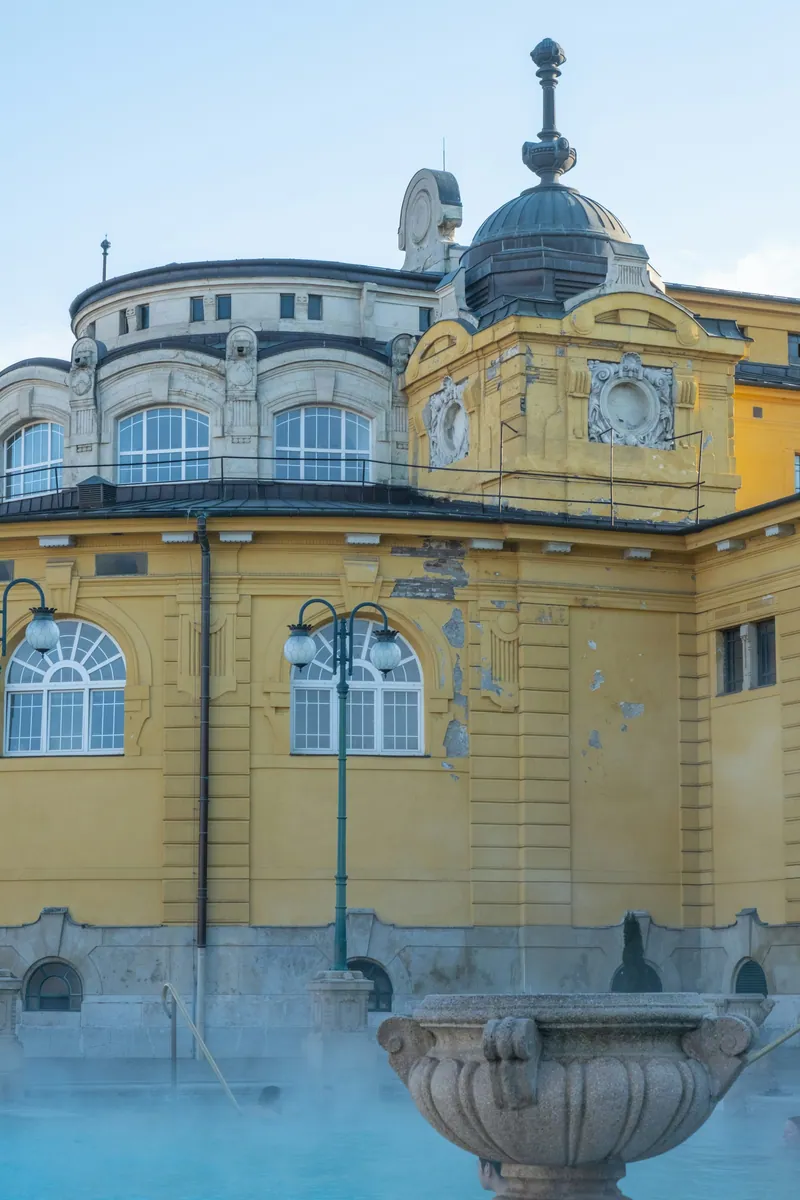 Detalj av Széchenyibadets gula fasad