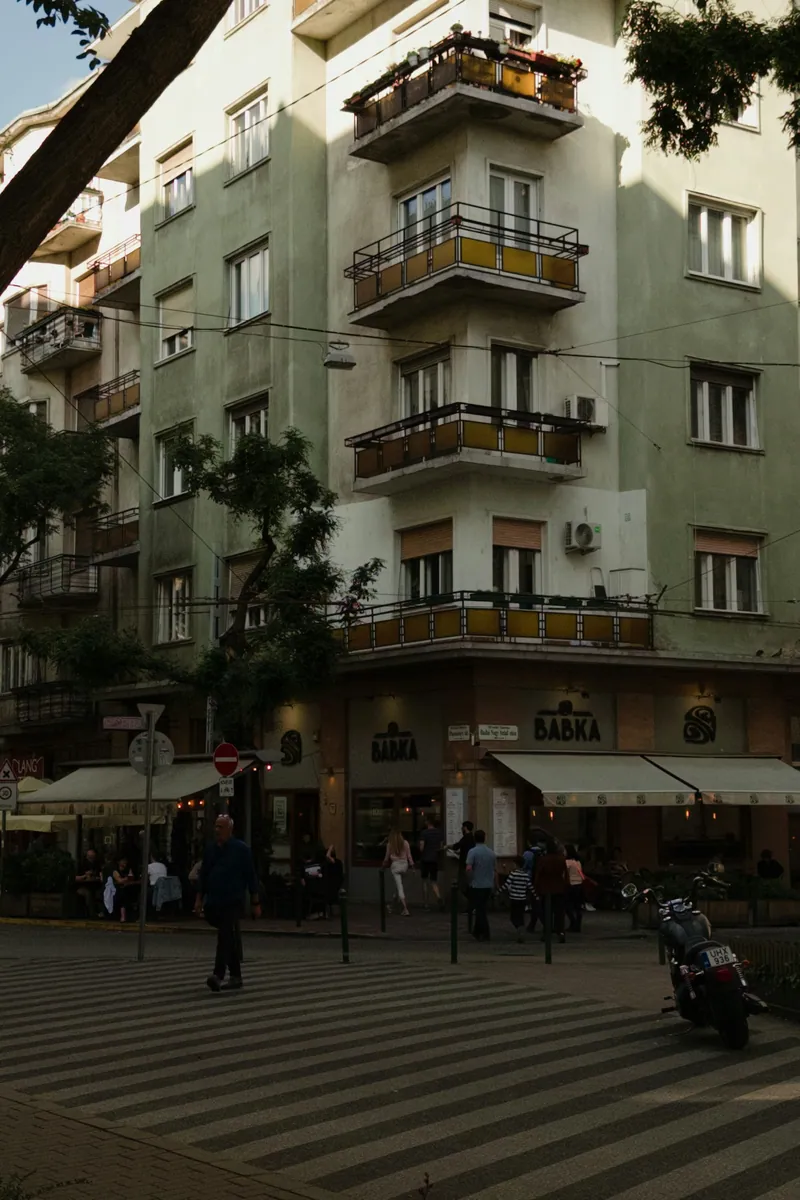 Kaféhörn och bostadshus i Budapest