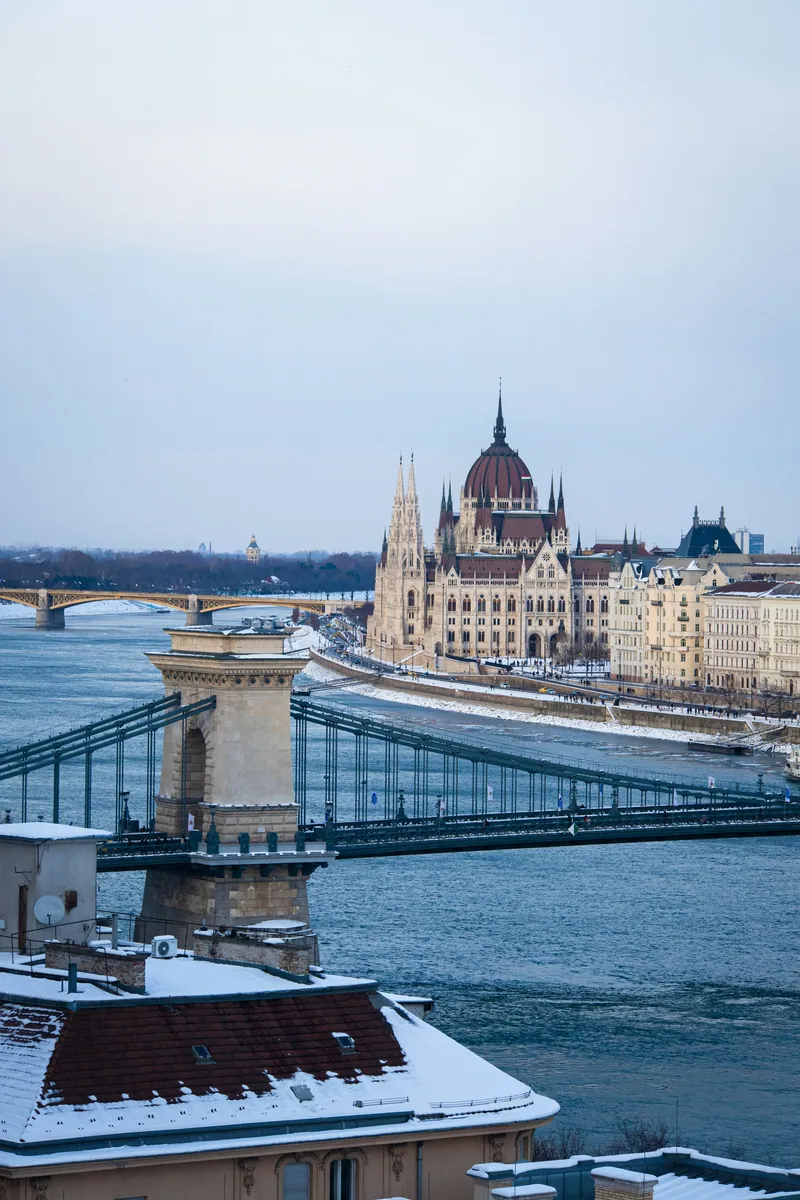 Parlamentet och Kedjebron under vintern i Budapest