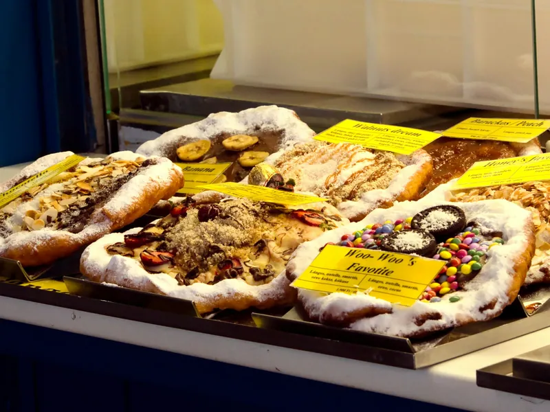 Lángos med olika tillbehör på en matdisk