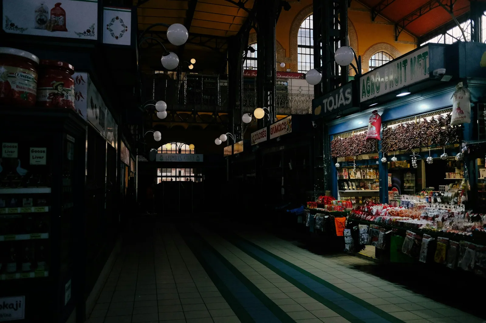 Matstånd och gångar inne i Stora saluhallen i Budapest