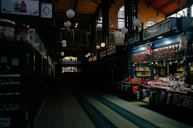 Matstånd och gångar inne i Stora saluhallen i Budapest
