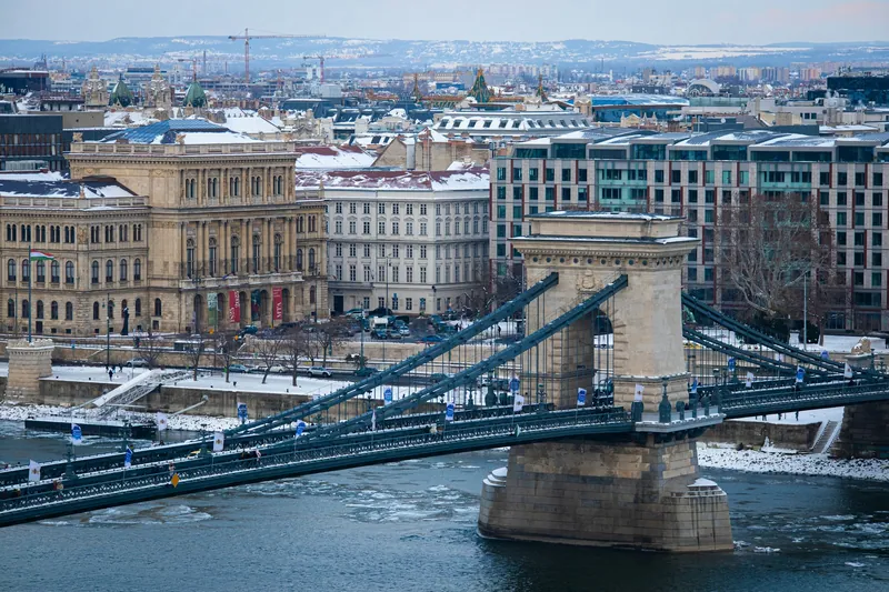 Kedjebron och husen vid Donau under vintern