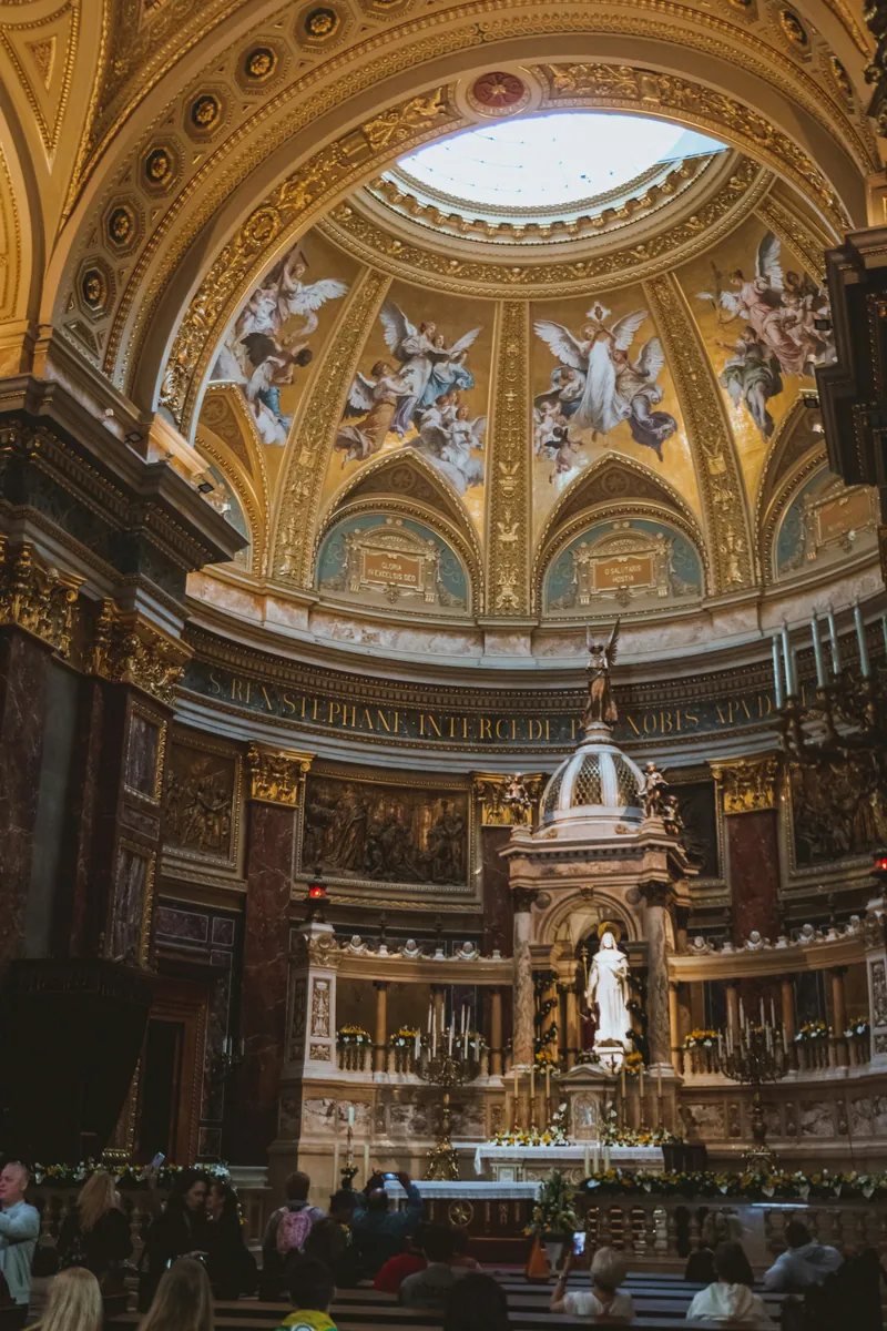 Altaret och kupolen i Sankt Stefansbasilikan