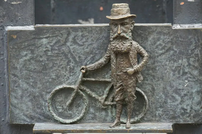Relief med en person och en cykel på en vägg i Budapest