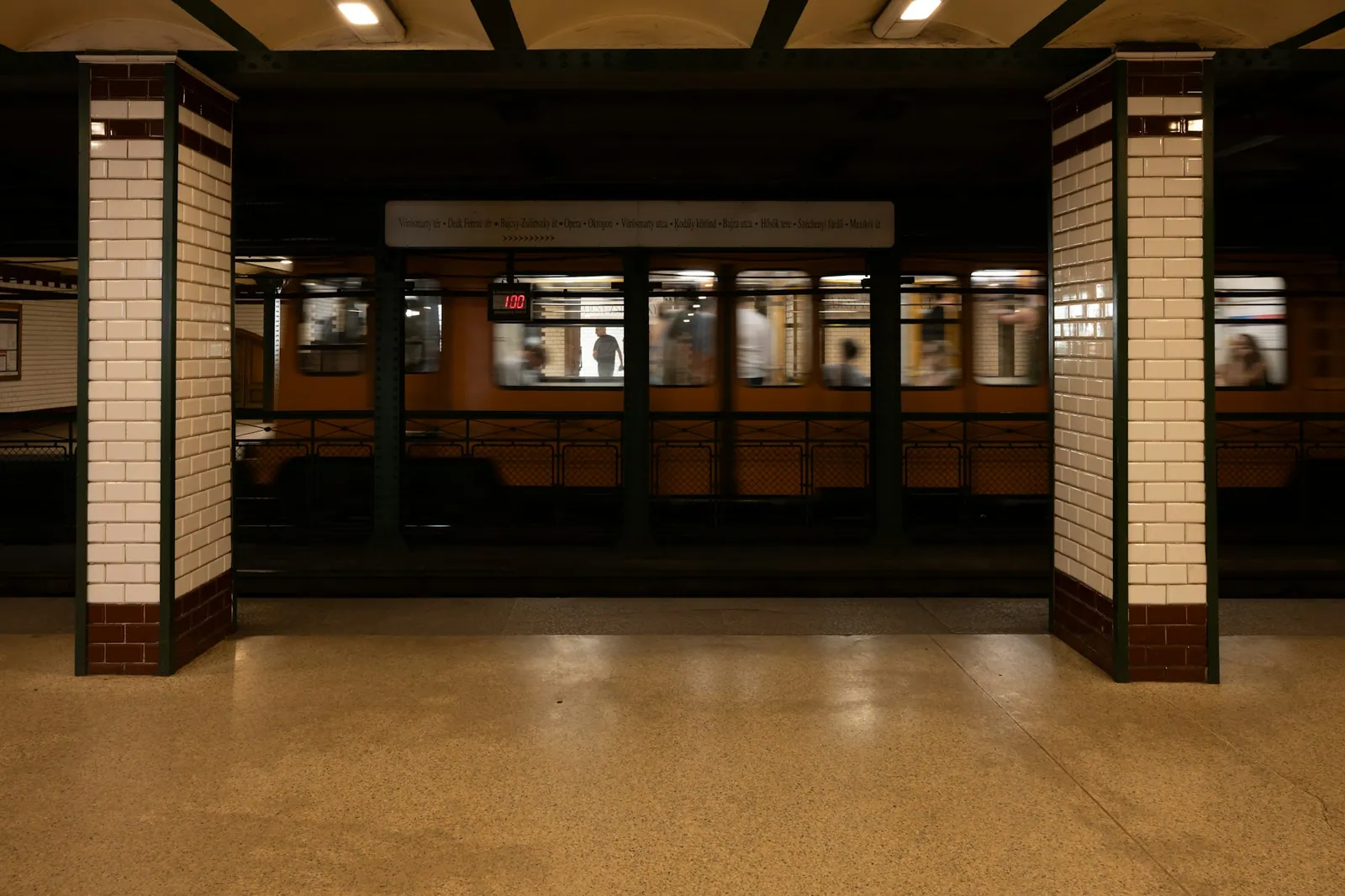 En äldre metrovagn vid en perrong i Budapest