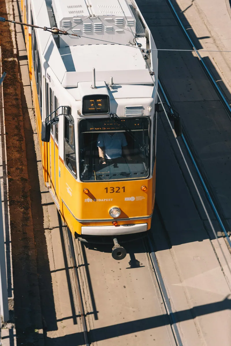 Gul spårvagn sedd ovanifrån på en Budapestgata