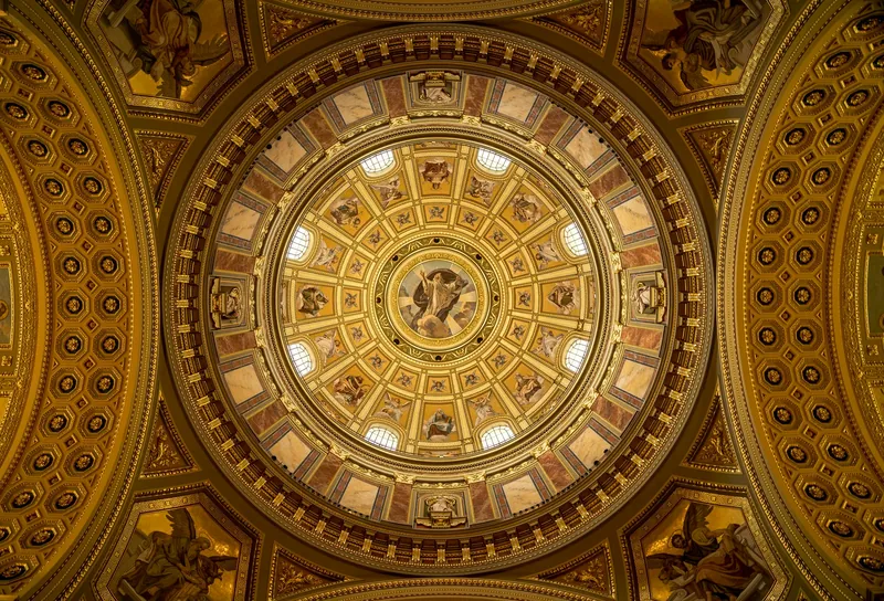Dekorerad kupol sedd inifrån i Budapest