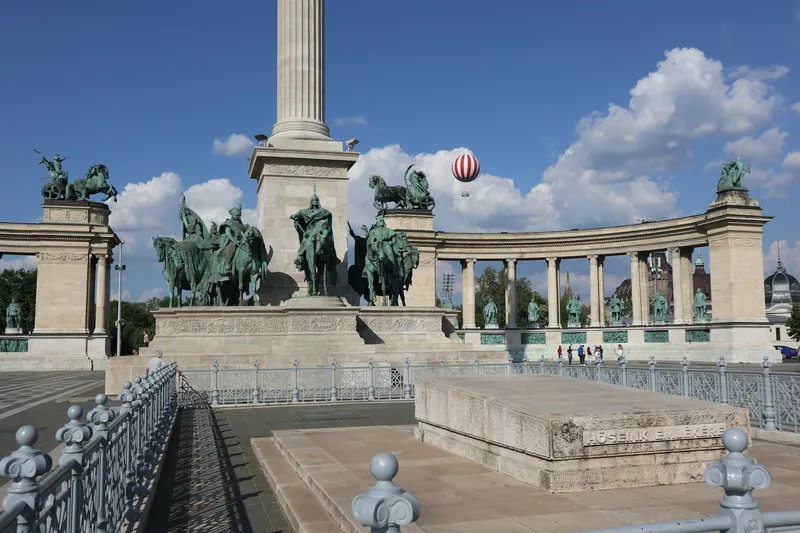 Millenniemonumentet och pelargången vid Hjältarnas torg
