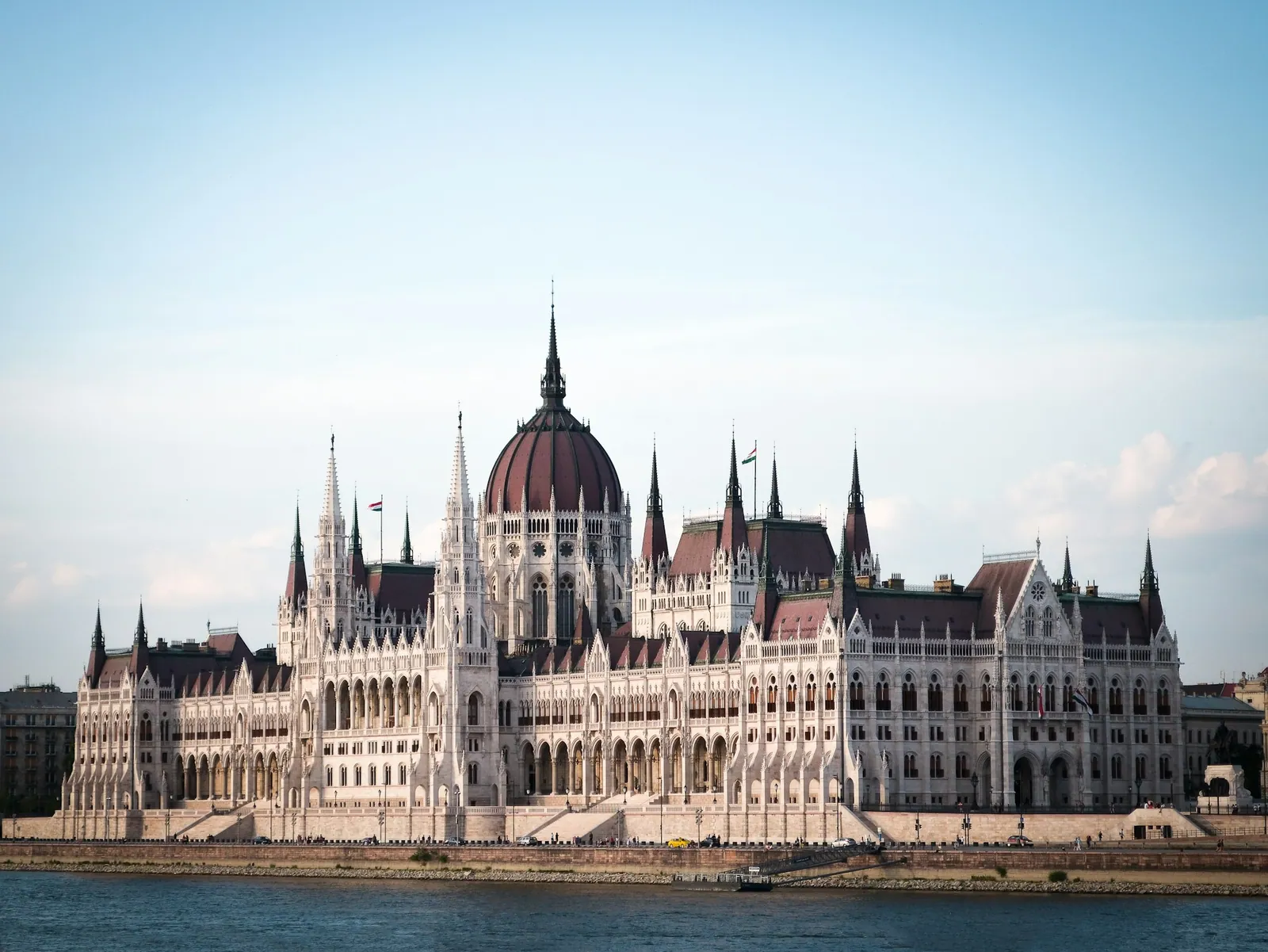 Parlamentet i Budapest sett från andra sidan Donau