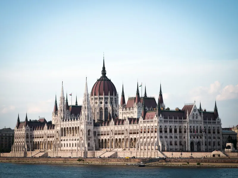 Parlamentet i Budapest sett från andra sidan Donau