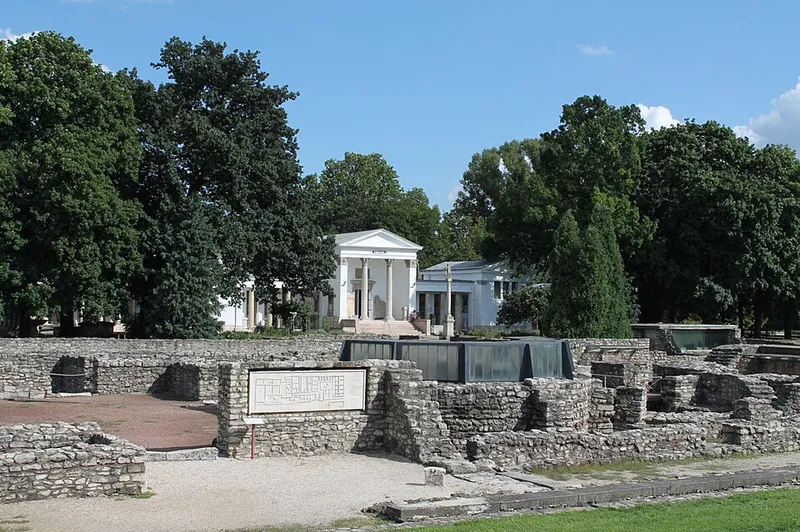 Romerska murar i Aquincum med museet i bakgrunden