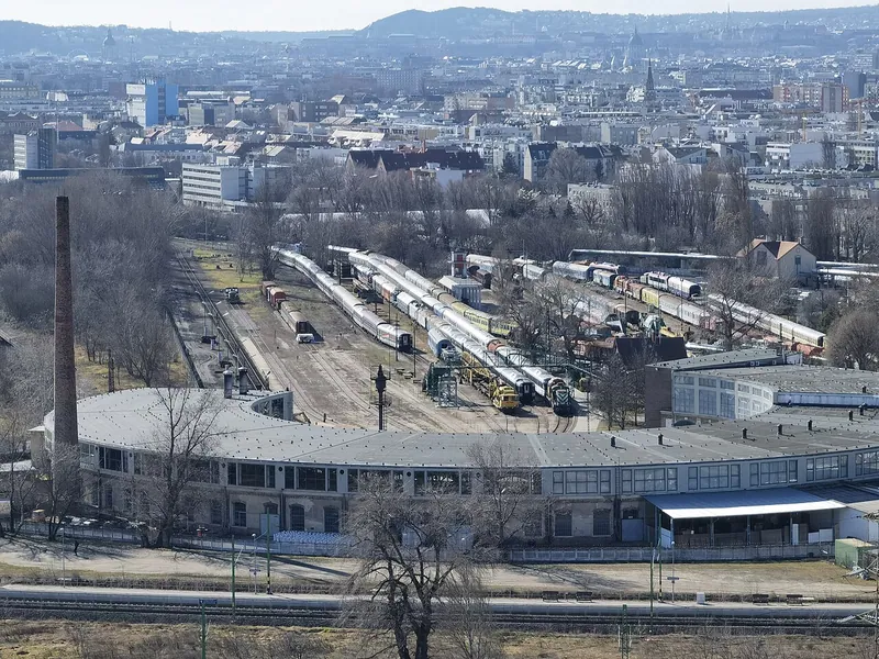 Överblick över järnvägsfordon och spår i Ungerns järnvägshistoriska park