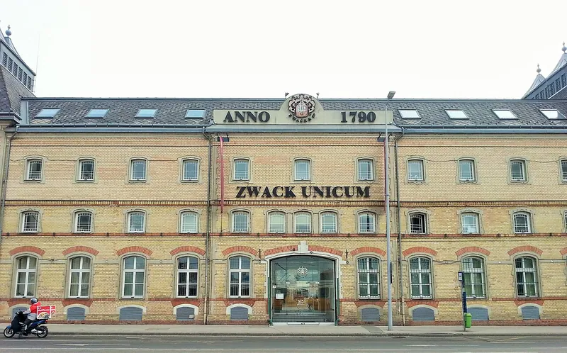 Zwack Unicums historiska fabriksbyggnad och museientré