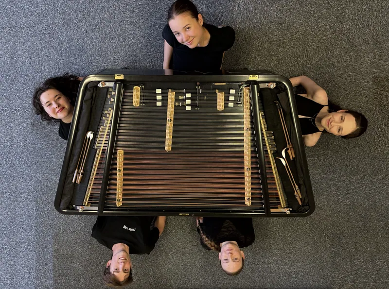 Musiker kring en ungersk cimbalom