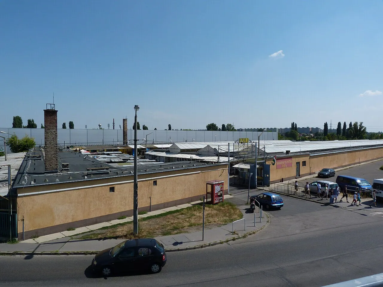Ecseri loppmarknad sedd från gatan i Budapest