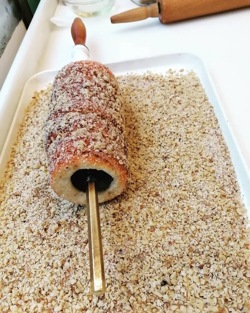Nybakad ungersk kürtőskalács på ett bakspett
