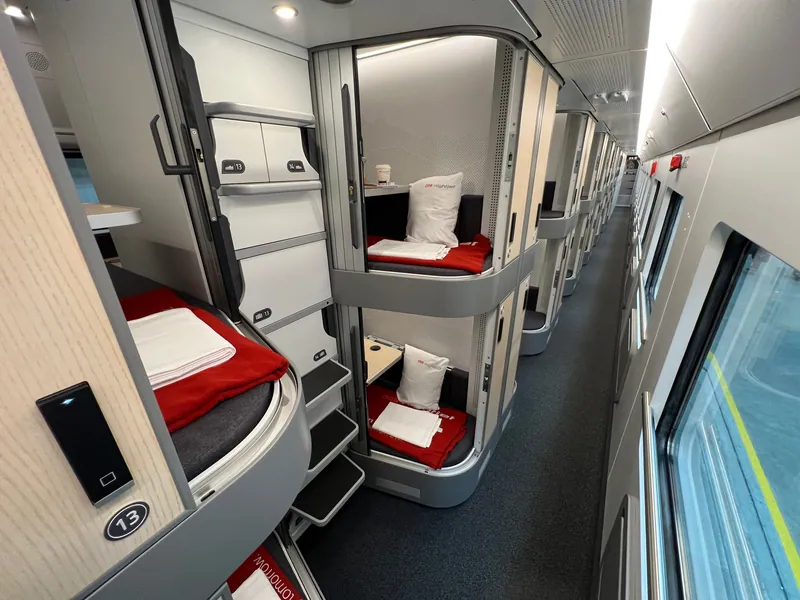 Små sovkupéer ombord på ett Nightjet-nattåg.