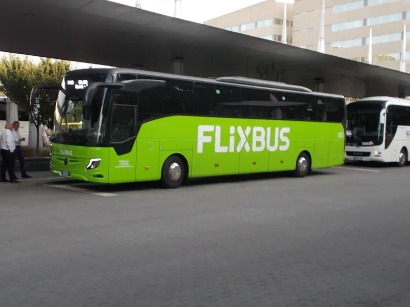 Grön FlixBus vid en bussterminal i Budapest.