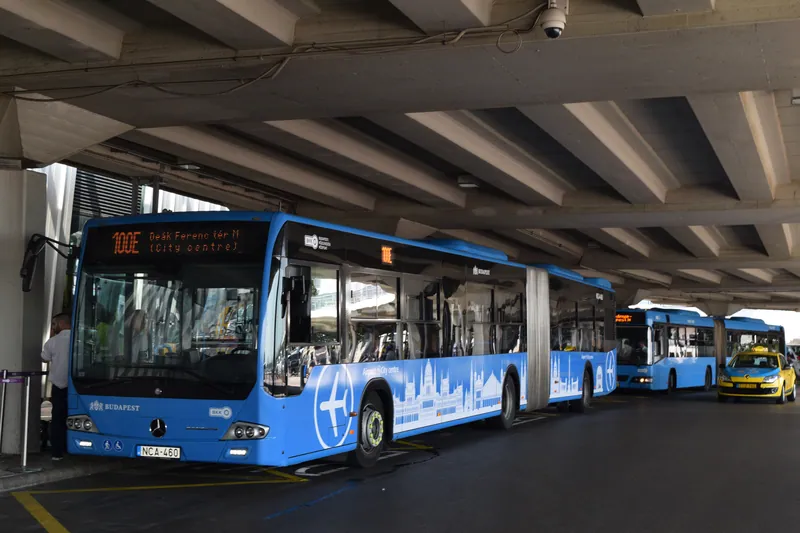 Blå 100E Airport Express-buss vid Budapests flygplats.