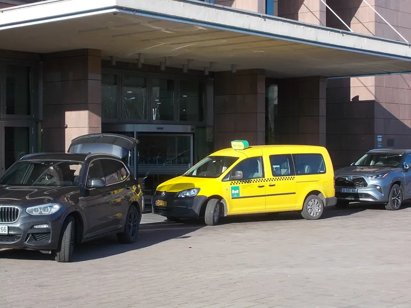 Gul Bolt-taxi på en gata i Budapest.