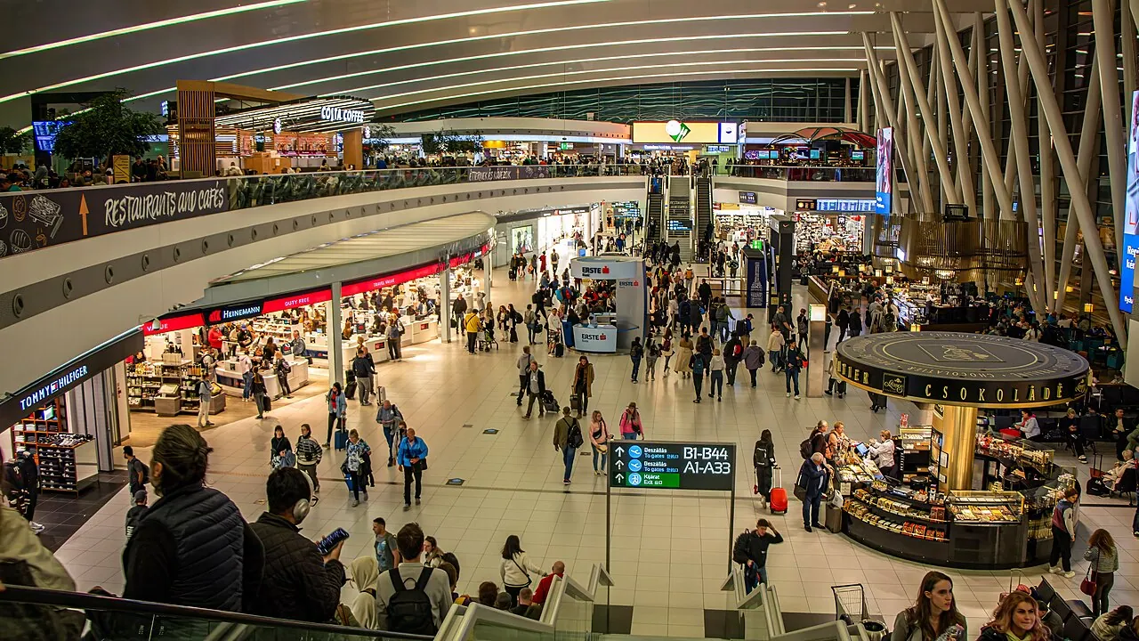 Resenärer i terminal 2 på Budapests flygplats.