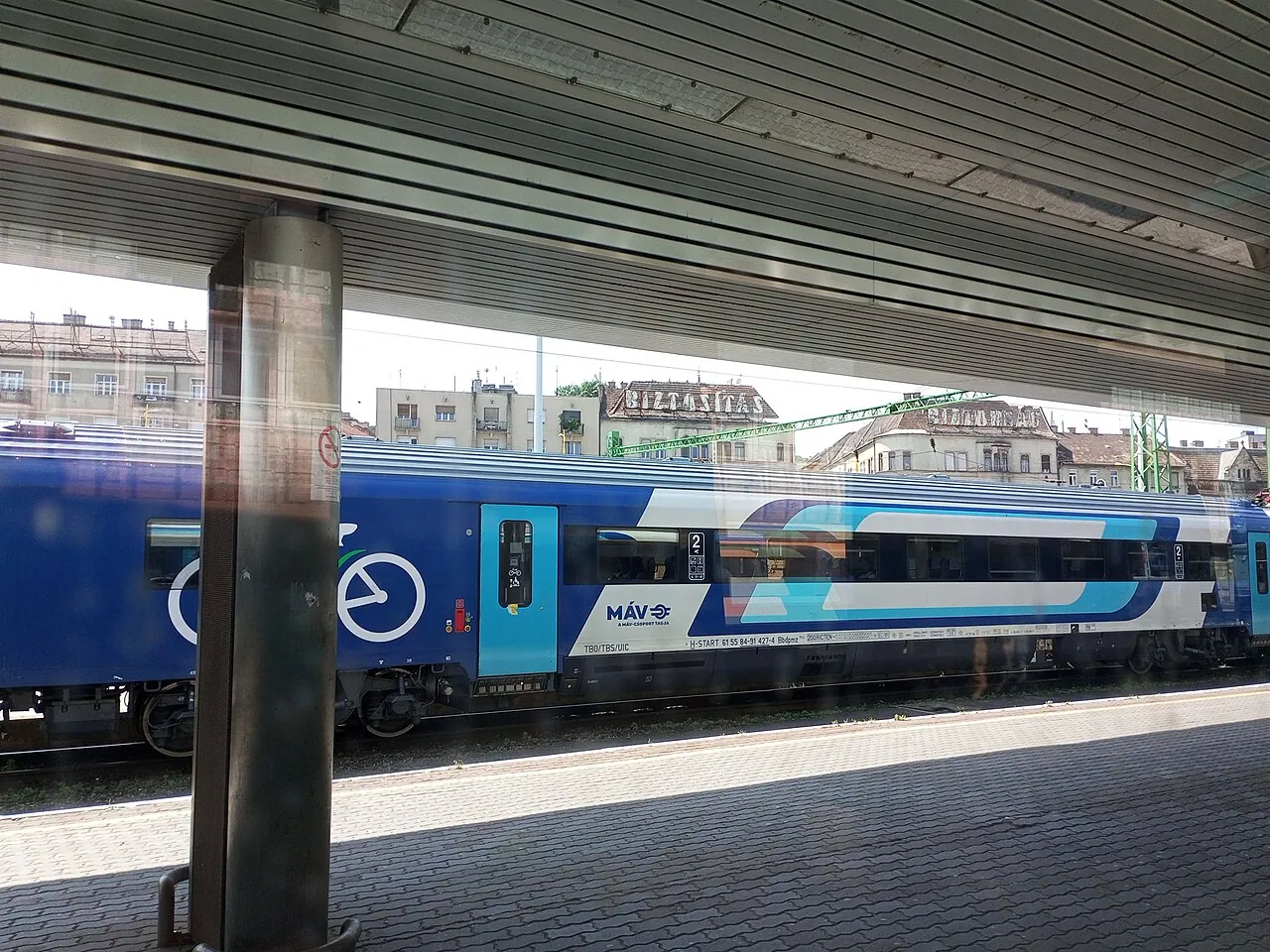 Modernt MÁV-tåg vid Déli-stationen i Budapest.