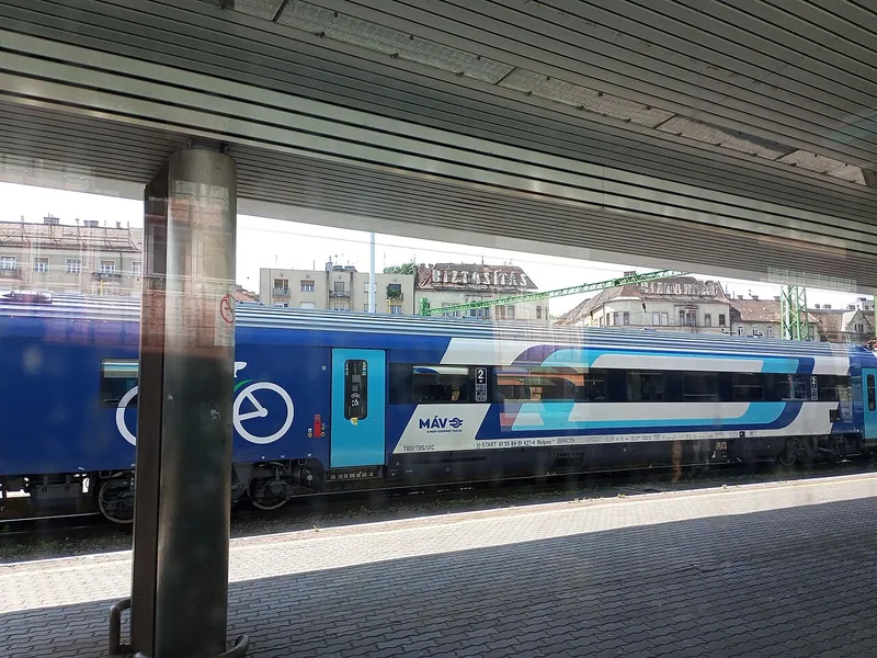 Modernt MÁV-tåg vid Déli-stationen i Budapest.