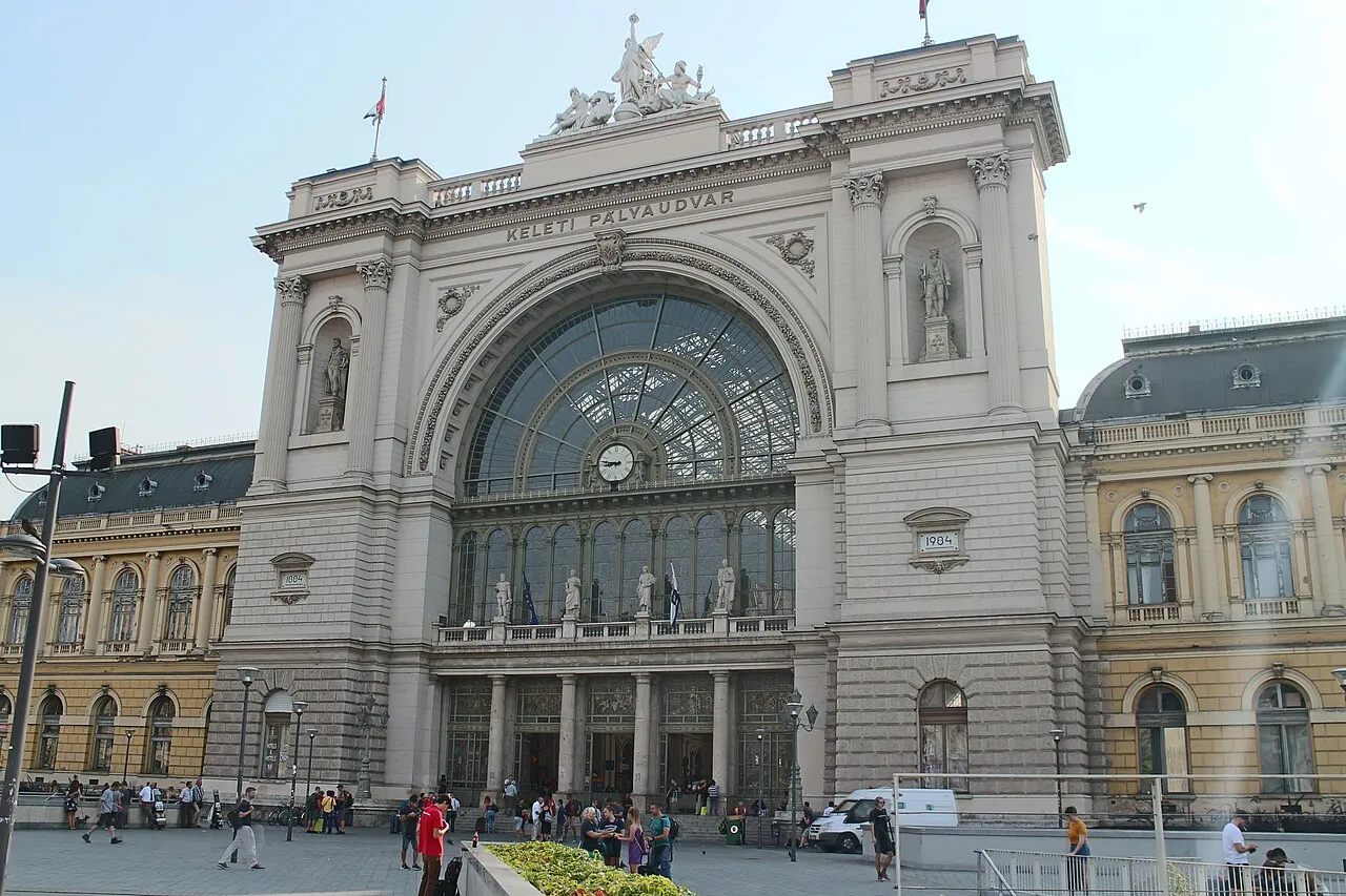 Huvudfasaden på Keleti järnvägsstation i Budapest.