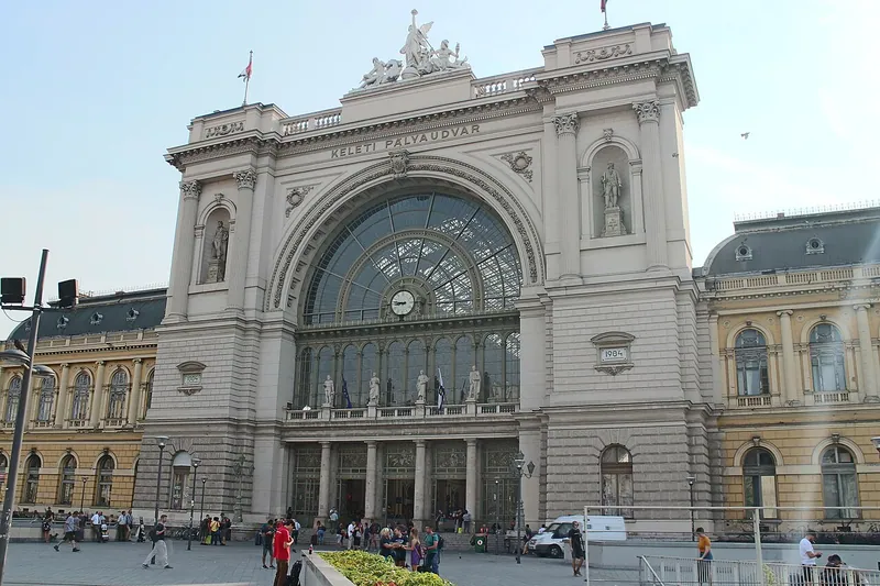 Huvudfasaden på Keleti järnvägsstation i Budapest.