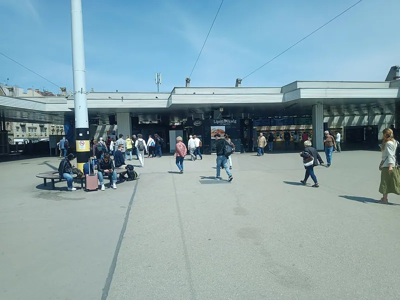 Resenärer utanför Déli järnvägsstation på Budasidan.