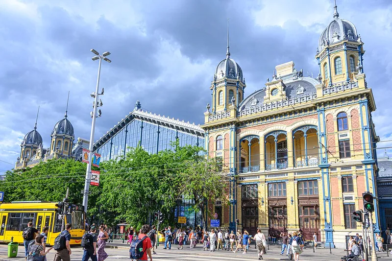 Nyugati järnvägsstations historiska fasad i Budapest.