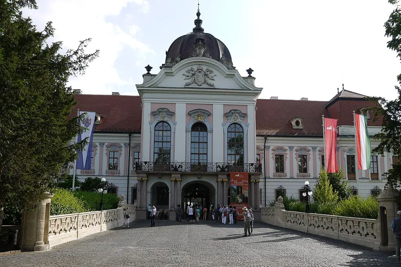 Entrén till kungliga slottet i Gödöllő, sedd över en gångbro.