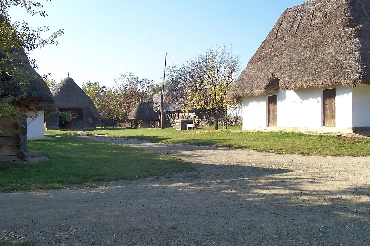 Traditionella byggnader på friluftsmuseet Skanzen i Szentendre.
