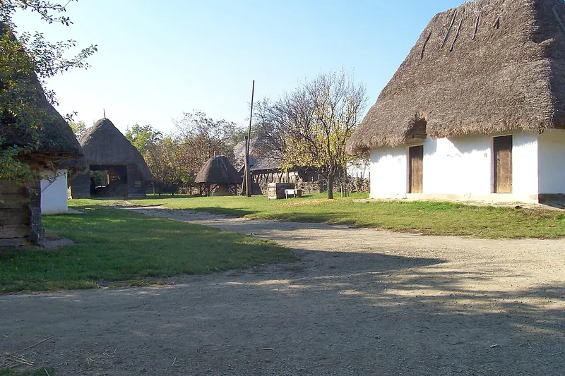 Traditionella byggnader på friluftsmuseet Skanzen i Szentendre.