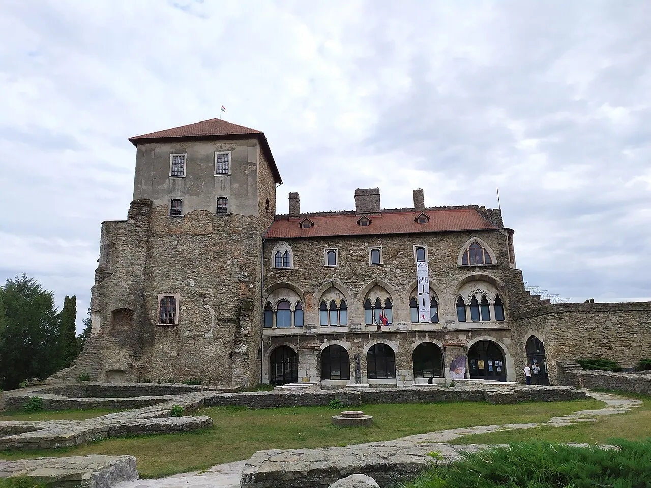 Tata slott med stenmur och innergård.
