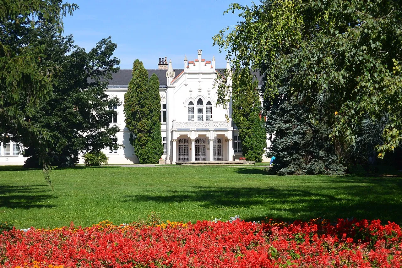 Brunszvikslottet bakom en blomsterplantering i Martonvásár.