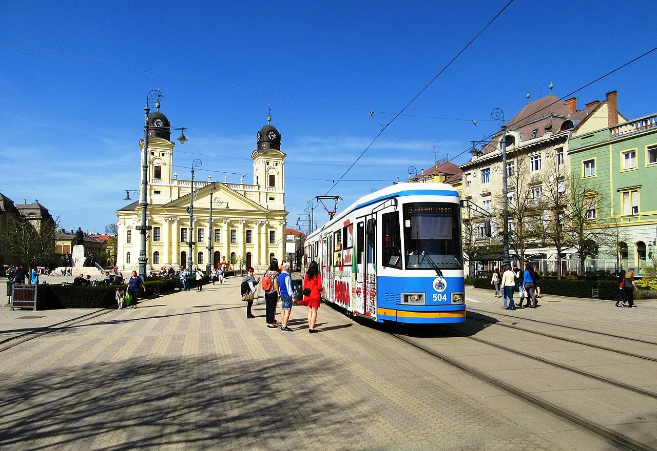 Spårvagn framför den stora reformerta kyrkan på Kossuthplatsen i Debrecen.