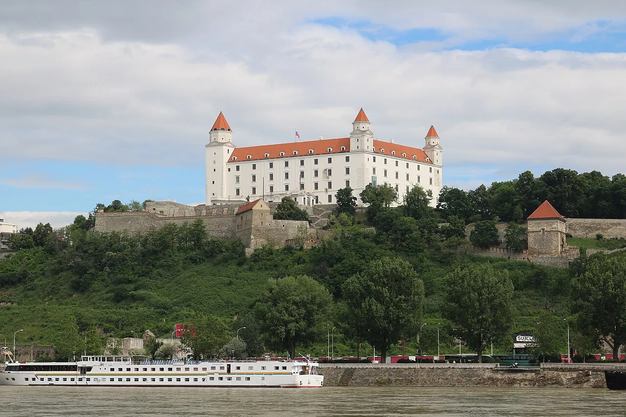Bratislava slott sett från andra sidan Donau.